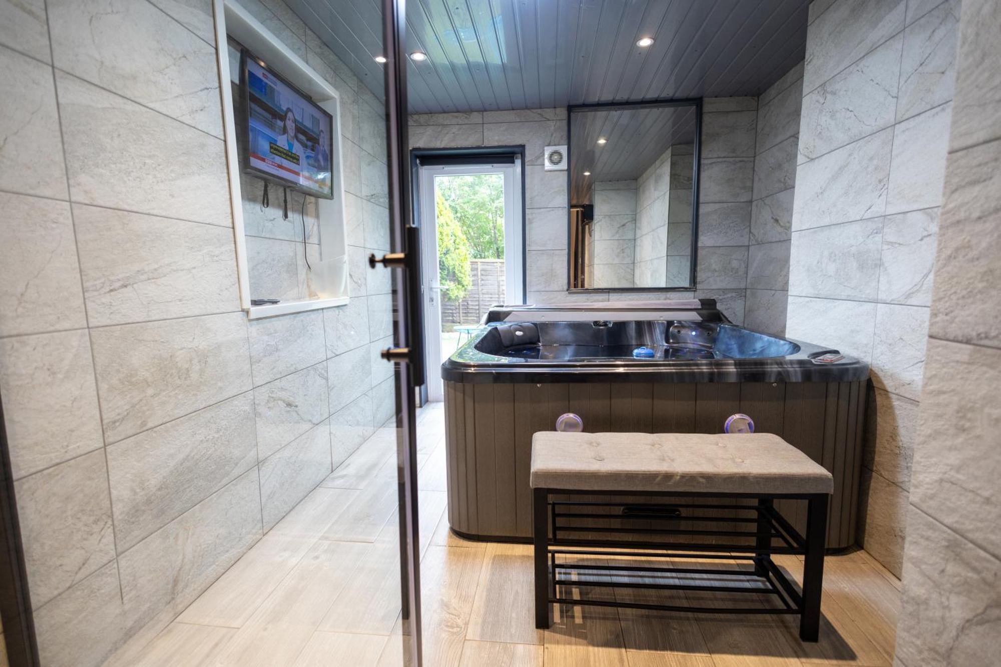 Elegant 1Bedroom Flat With Jacuzzi In A Prime Location London Exterior photo